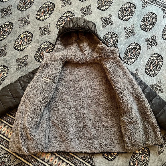 Boys Eddie Bauer Blk Reversible Zip Jacket with Hood Sz Sm 7-8 - Picture 2 of 5